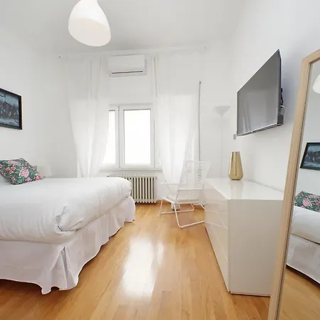 Ych-nice Flat With Patio Near Vatican Apartment